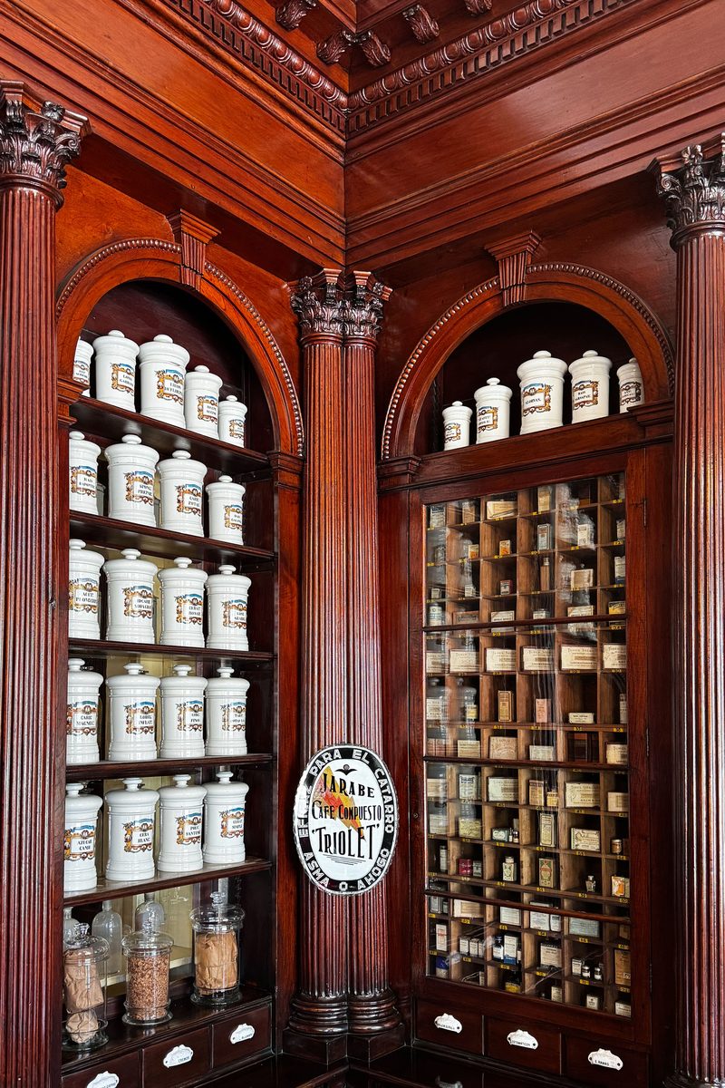 Prestatgeria amb pots de porcellana blanca