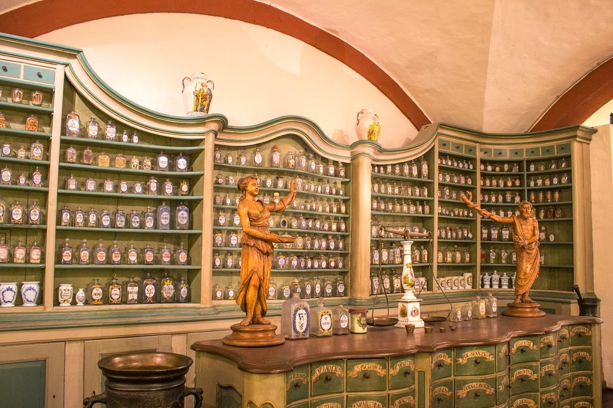 Interior d'una farmàcia històrica amb prestatgeries de pots de ceràmica