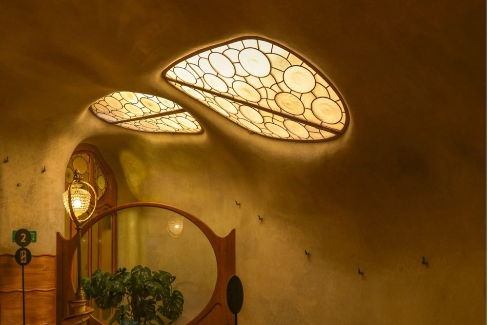Planta noble de la Casa Batlló amb els vitralls i la porta circular