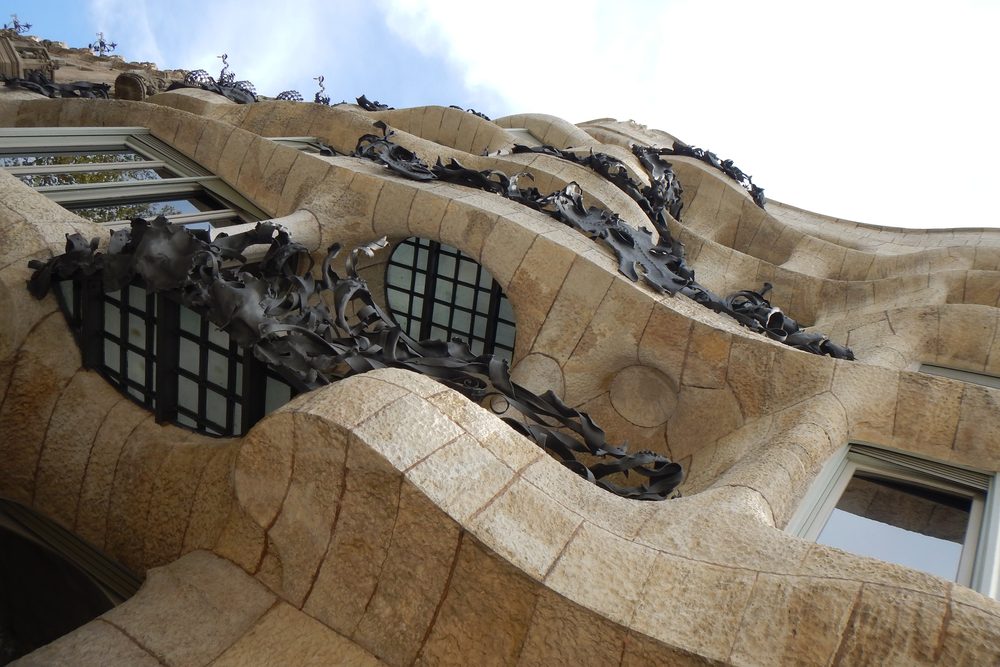 Detall de la façana de la Pedrera des del carrer