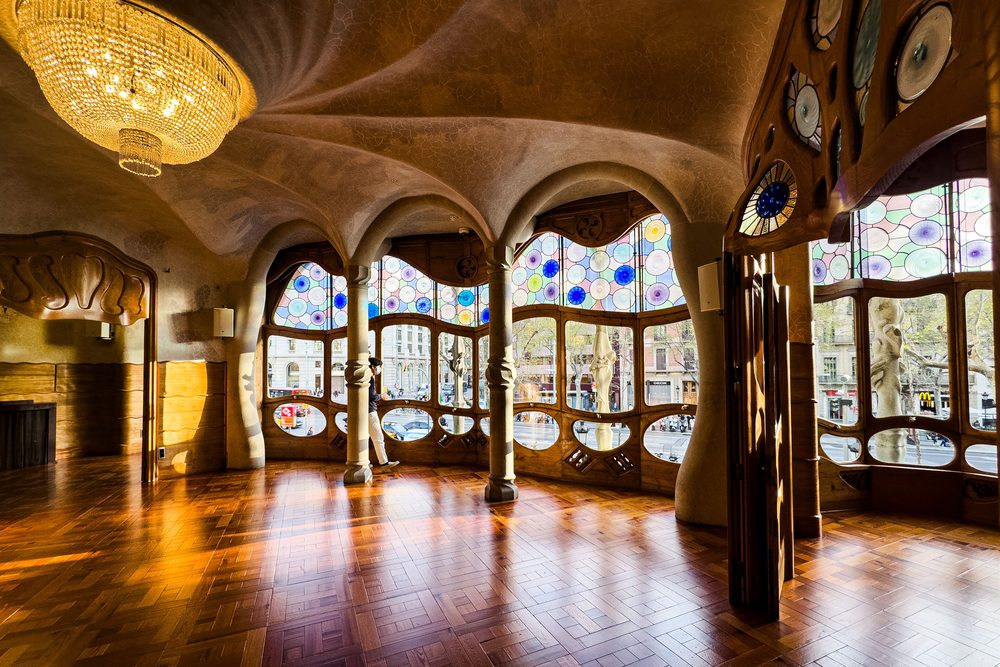 Sala noble modernista amb vitralls