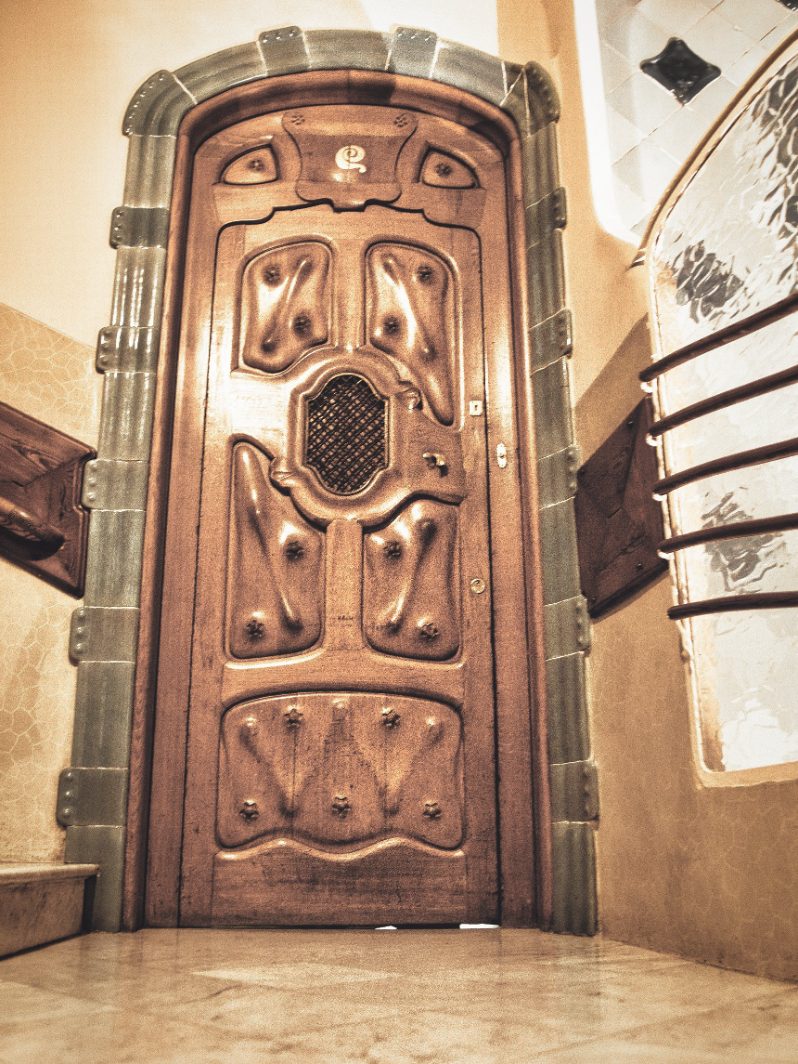 Porta de fusta tallada d'un habitatge modernista