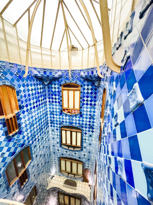 Pati de llums de la Casa Batlló revestit de rajola blava