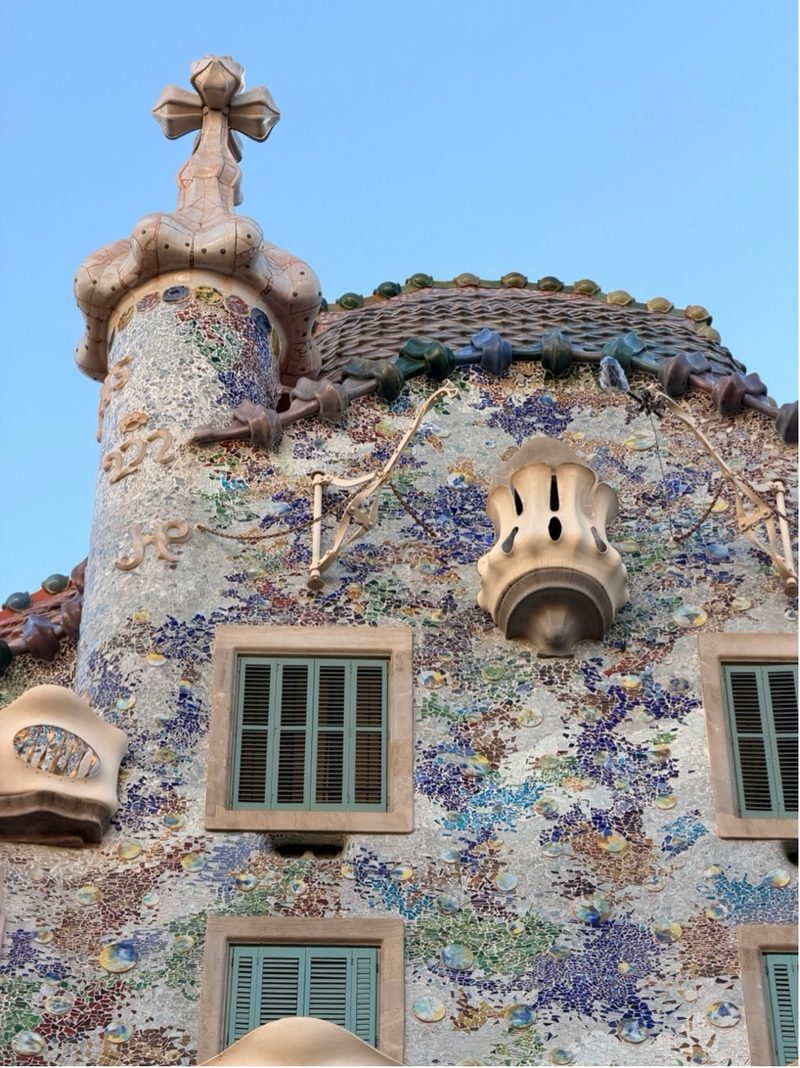 Coronament de la façana de la Casa Batlló amb trencadís