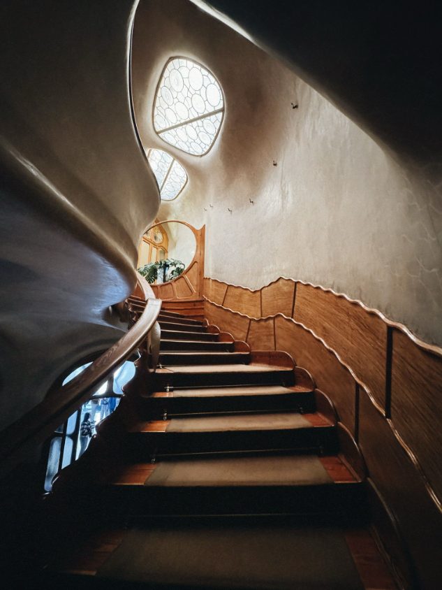 Escala interior modernista amb claraboia